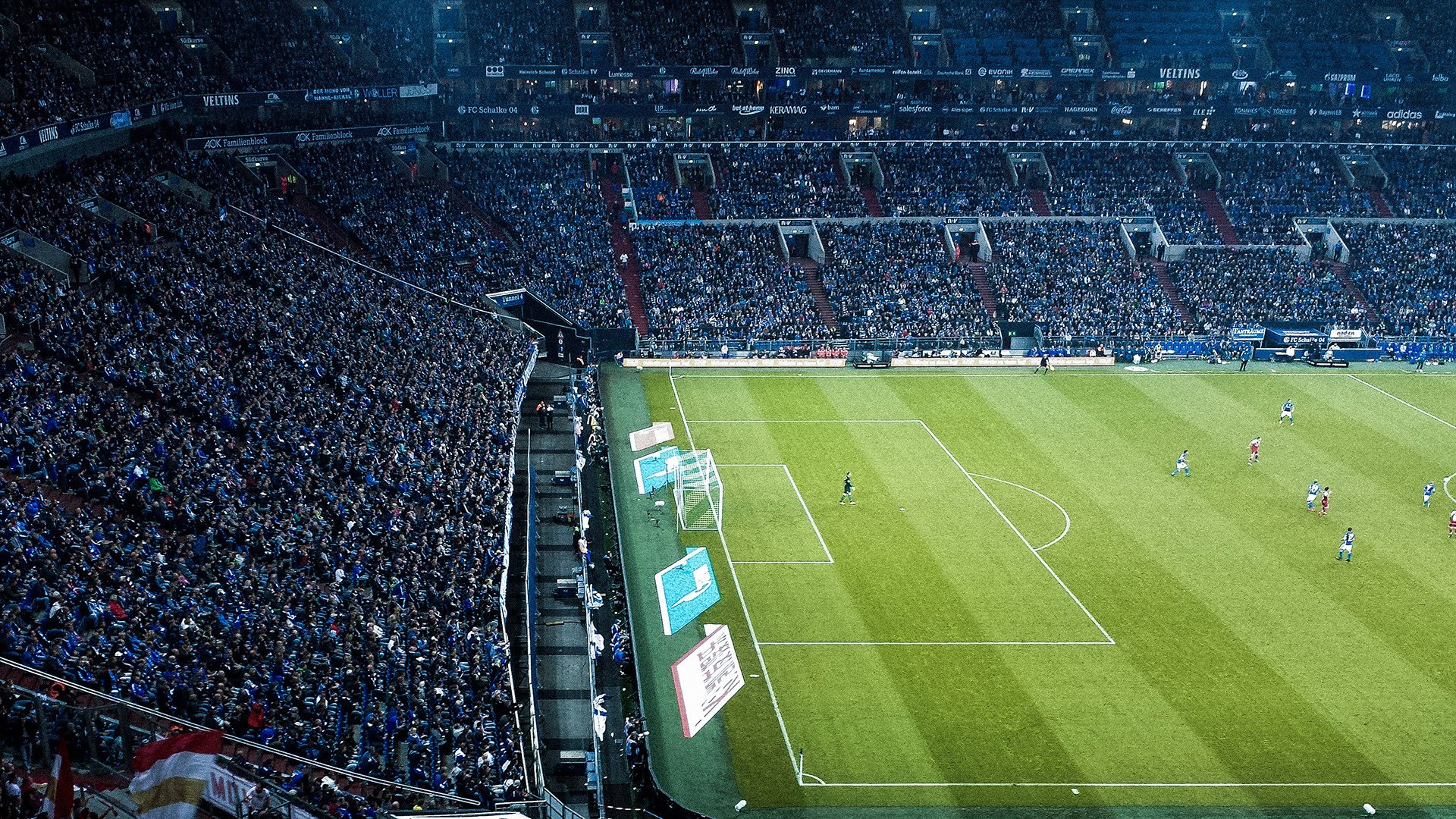 曼联加强边中结合构建立体攻击体系